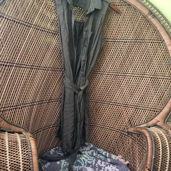 🌹2/30 silky dress with keyhole back - Picture 2 of 5